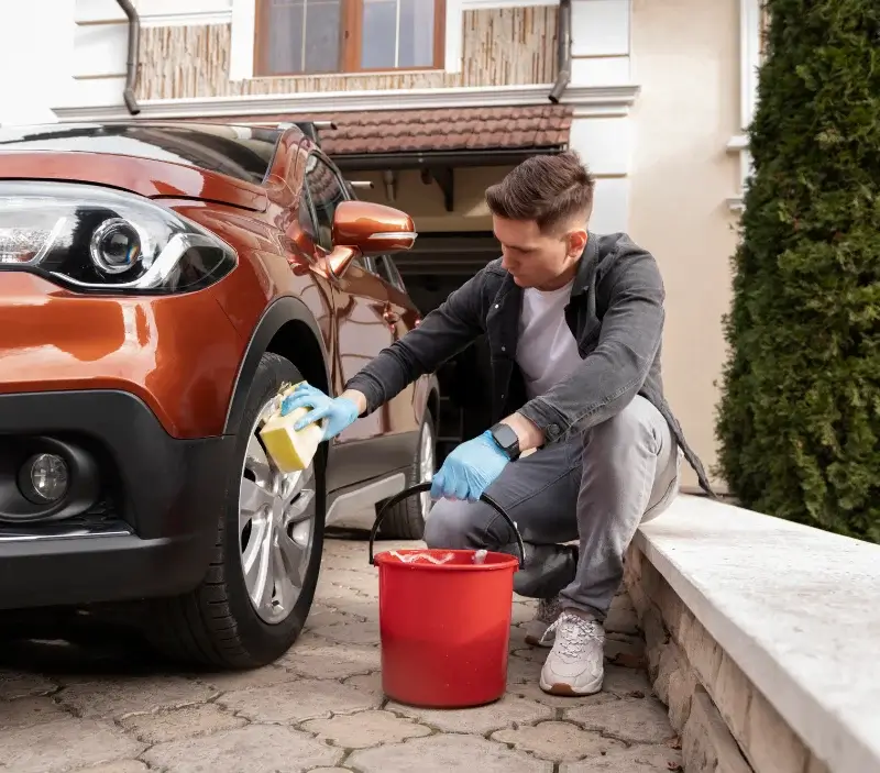 Lavage auto à domicile Buros : professionnel intervenant sur un véhicule